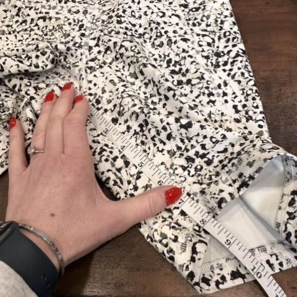 Old Navy Powersoft 8” Biker Shorts Hi Rise Phone Pocket Size Small White & Black - Picture 8 of 9